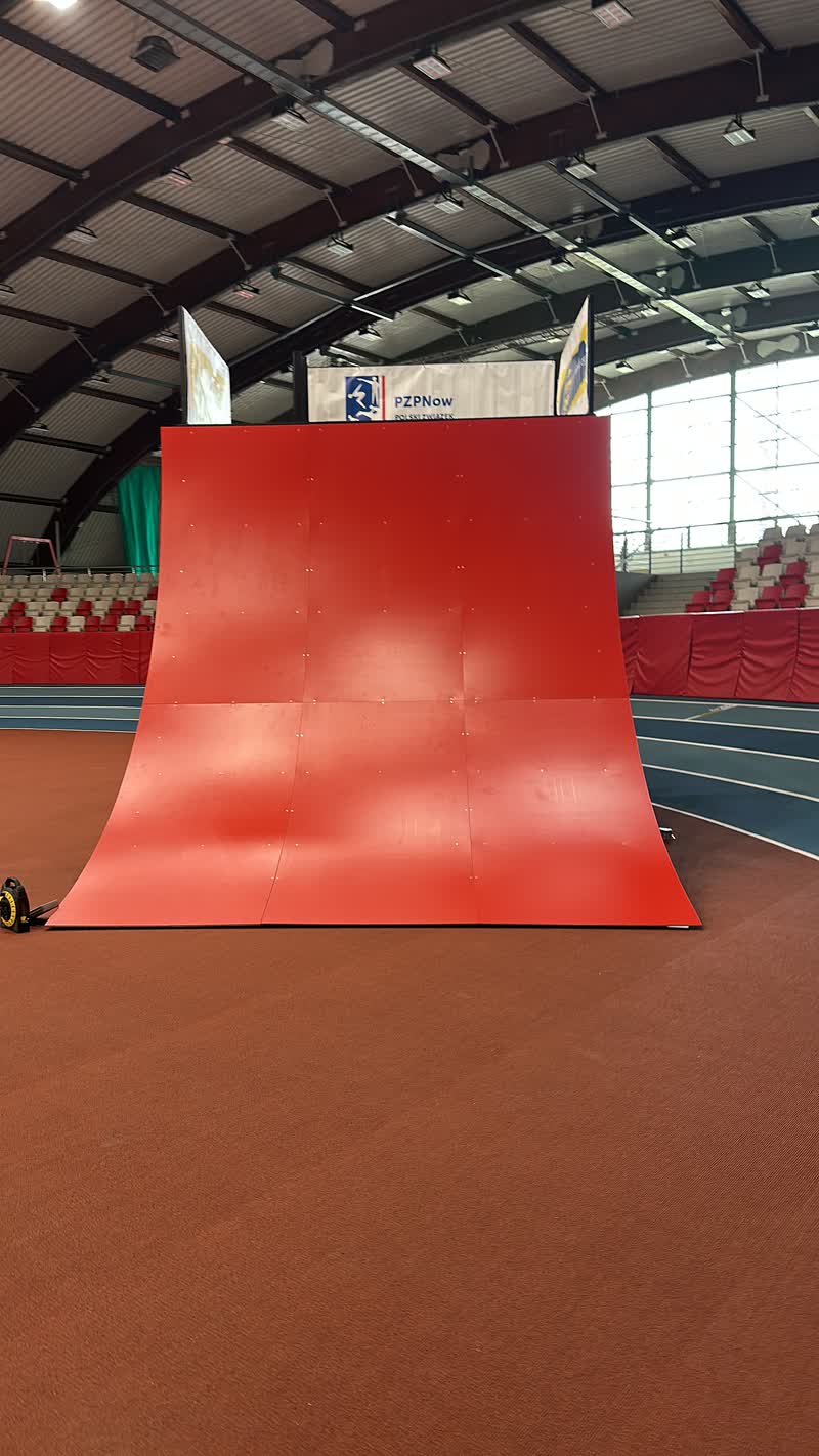 Czerwona rampa z platformą w hali lekkoatletycznej