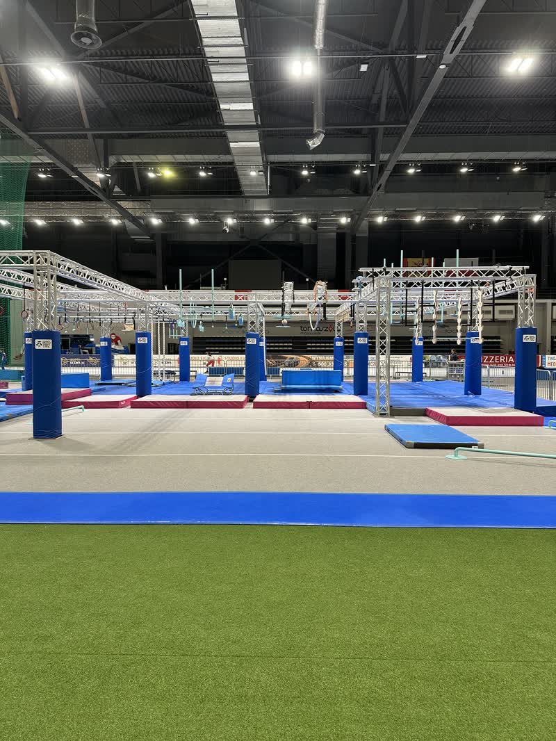 Aluminiowe kratownice z przeszkodami Ninja w hali sportowej