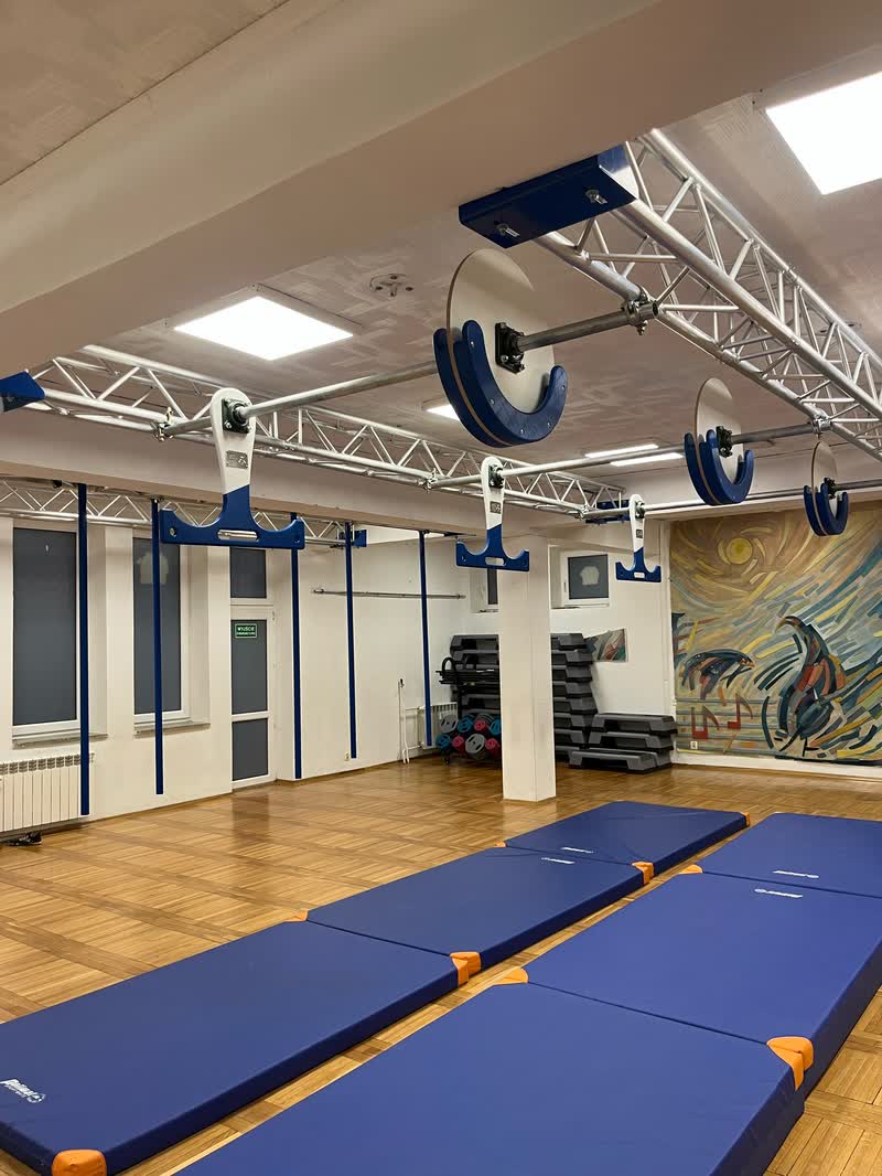 Sala z freskiem, niebieskie słupy i tarcze pod kratownicą
